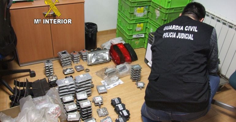 Objetos incautados por la Guardia Civil en la Operación Iluminarias.