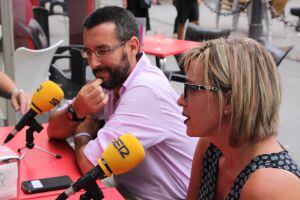 juan Franco, alcalde de La Línea, y la concejal de fiestas Susana González.