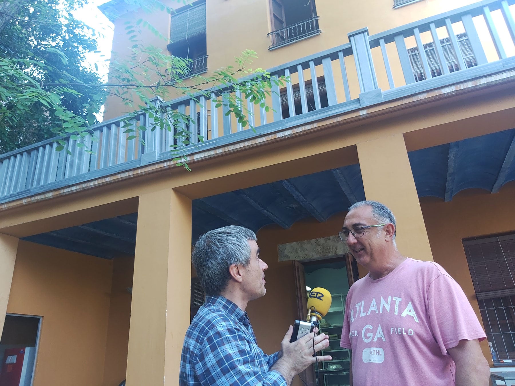 Paco Agulló entrevistando a Cristo Hernández delante de Villa Vicenta donde se aloja el equipo de investigadores