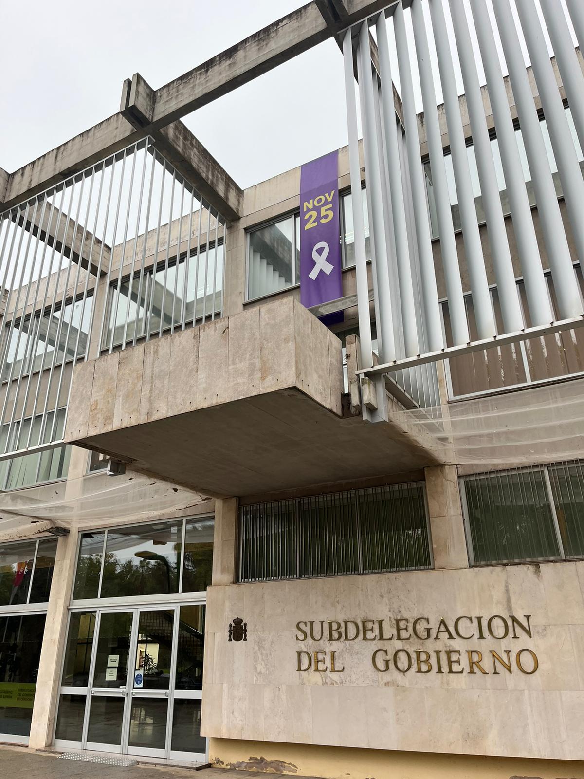 Lona conmemorativa del 25N en la Subdelegación del gobierno en Córdoba.