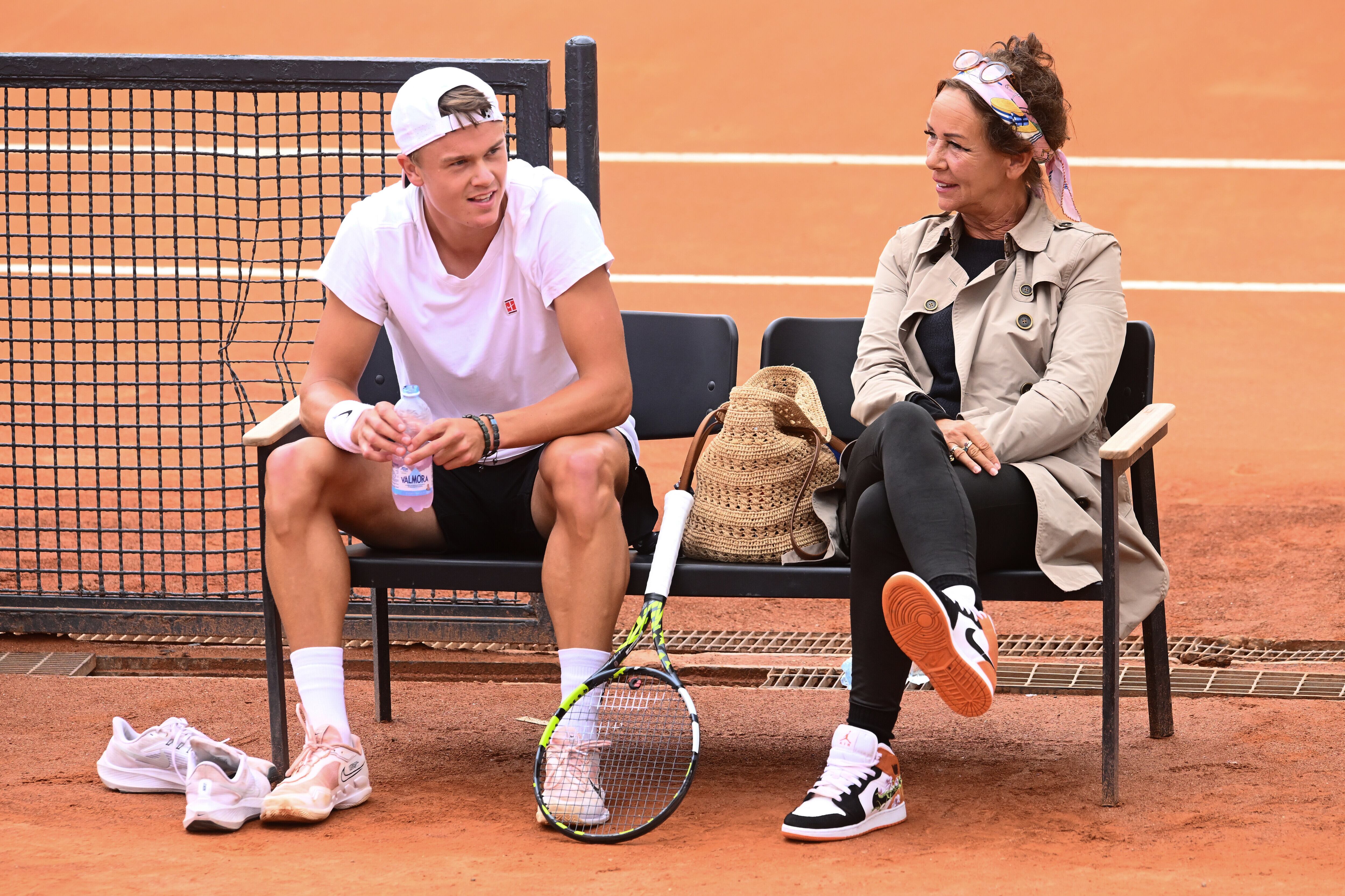 Holger Rune y Aneke Rune, durante un entrenamiento