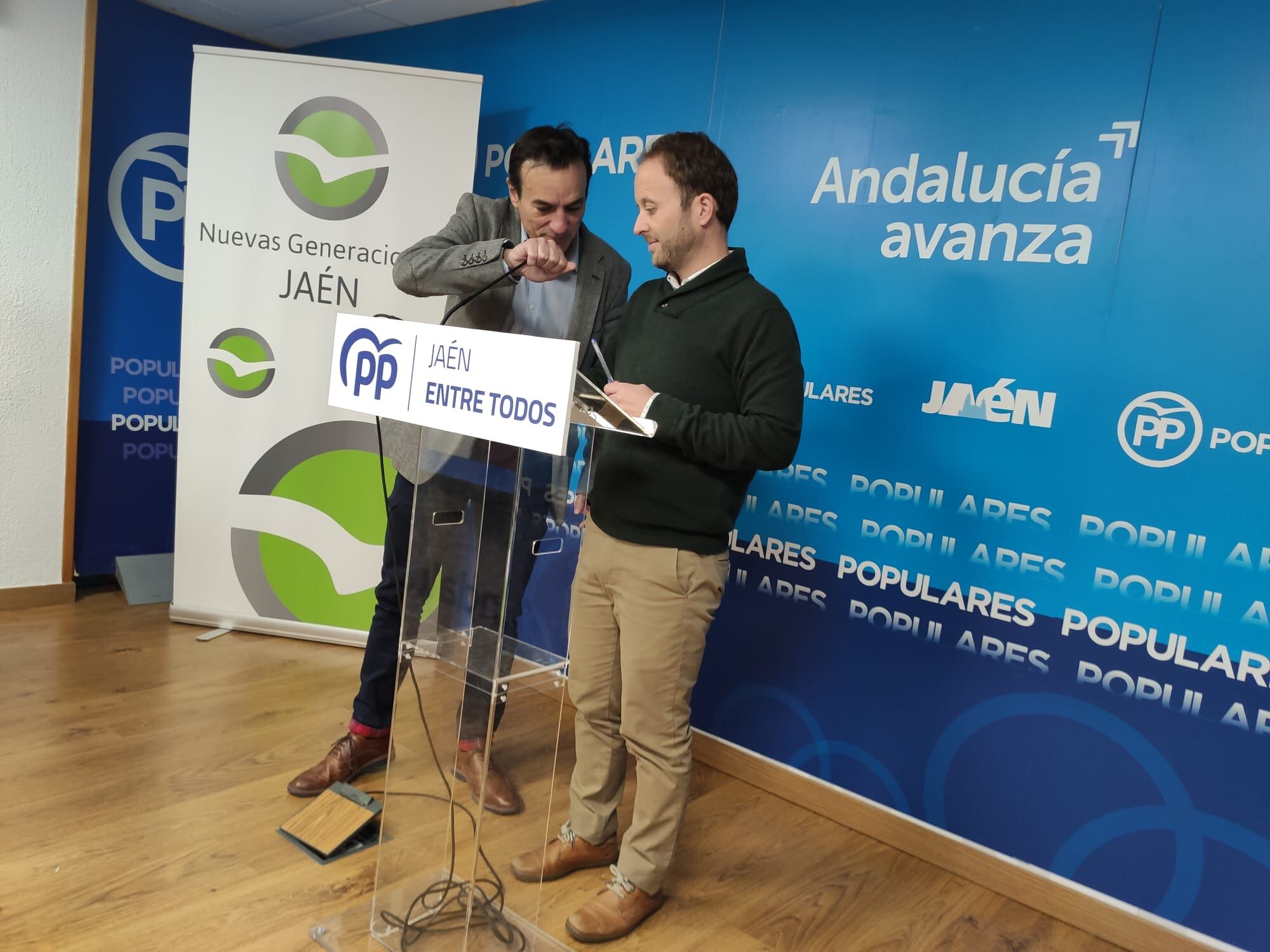 El candidato del PP a la alcaldía de Jaén, Agustín González, habla al presidente provincial popular, Erik Domínguez, durante una rueda de prensa