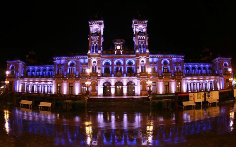 Imagen de la nueva iluminación del Ayuntamiento de Donostia 