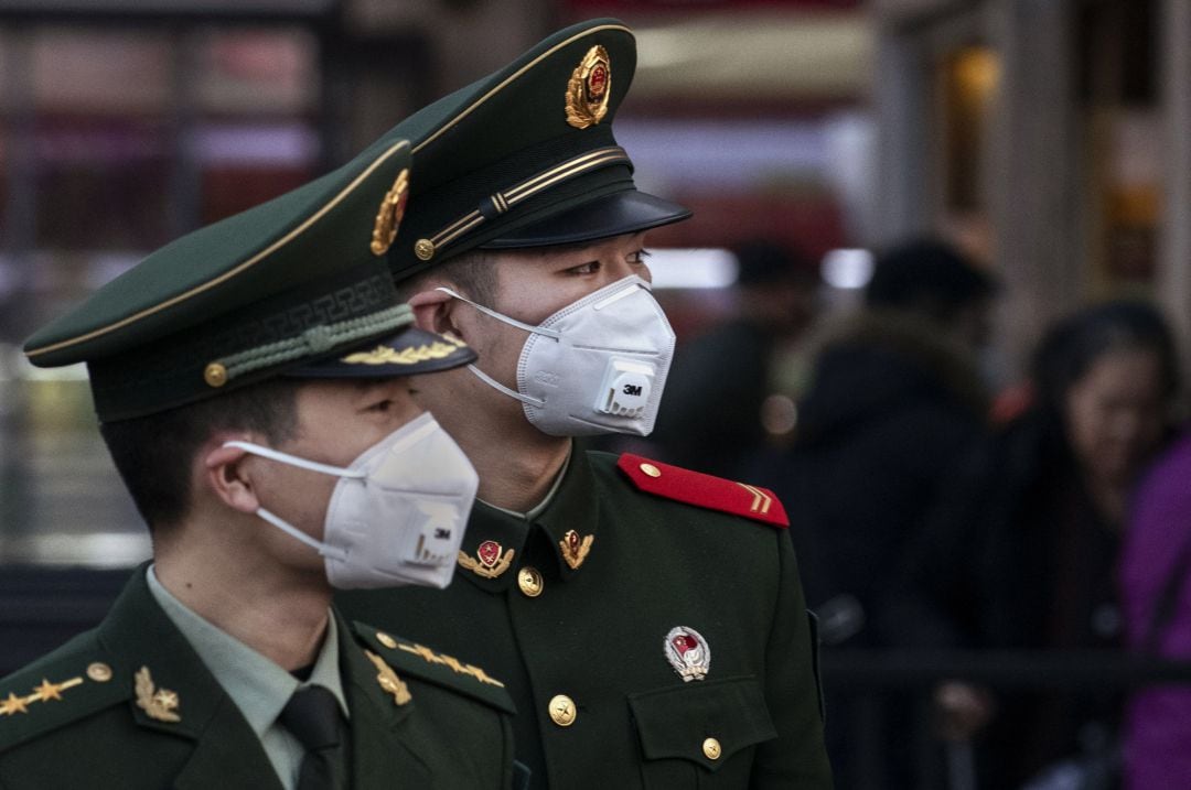 Agentes de la policía china, protegidos con mascarillas en la capital del país.