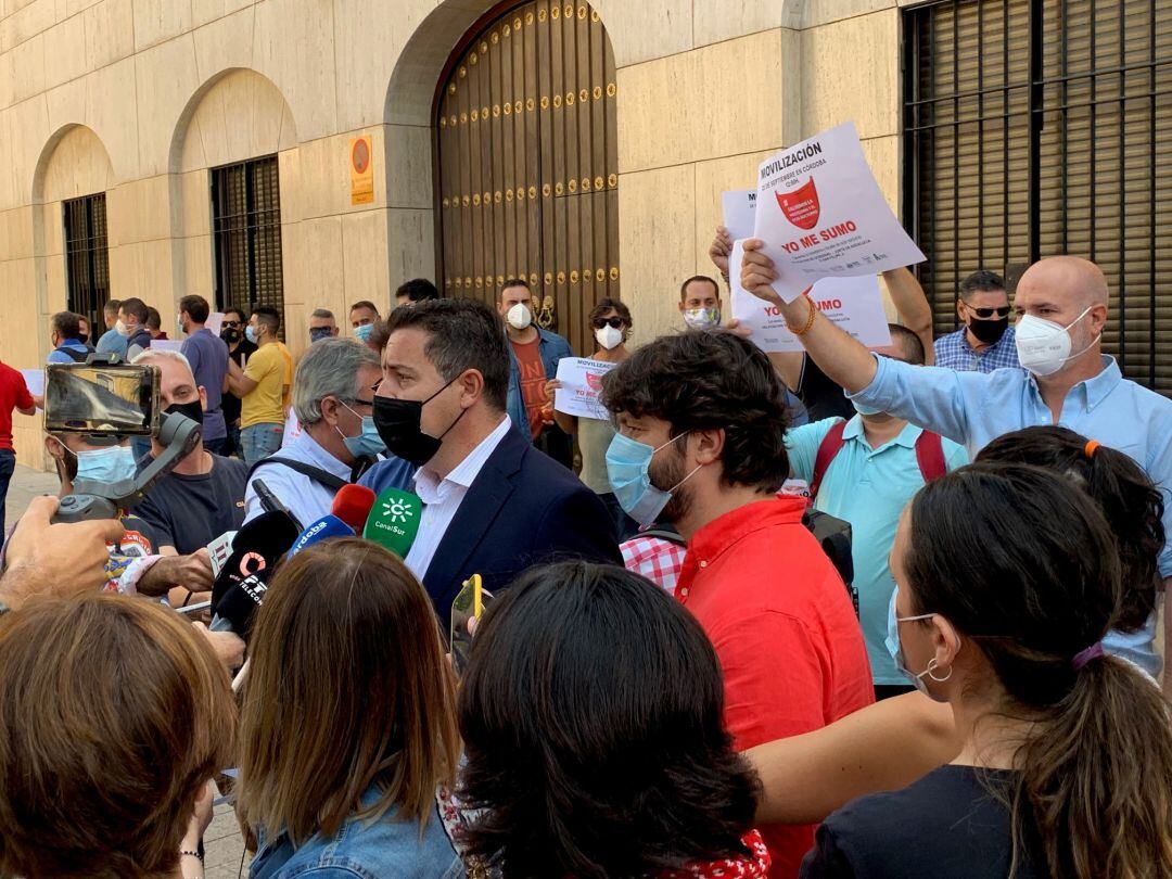 Empresarios de la hostelería se concentran en la puerta de la Delegación del Gobierno