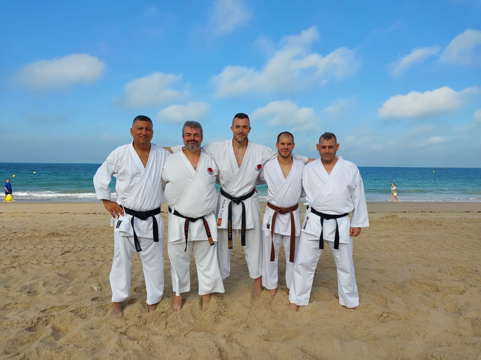 Alumnos de la Escuela Municipal de karate con su director, Sergio Pérez