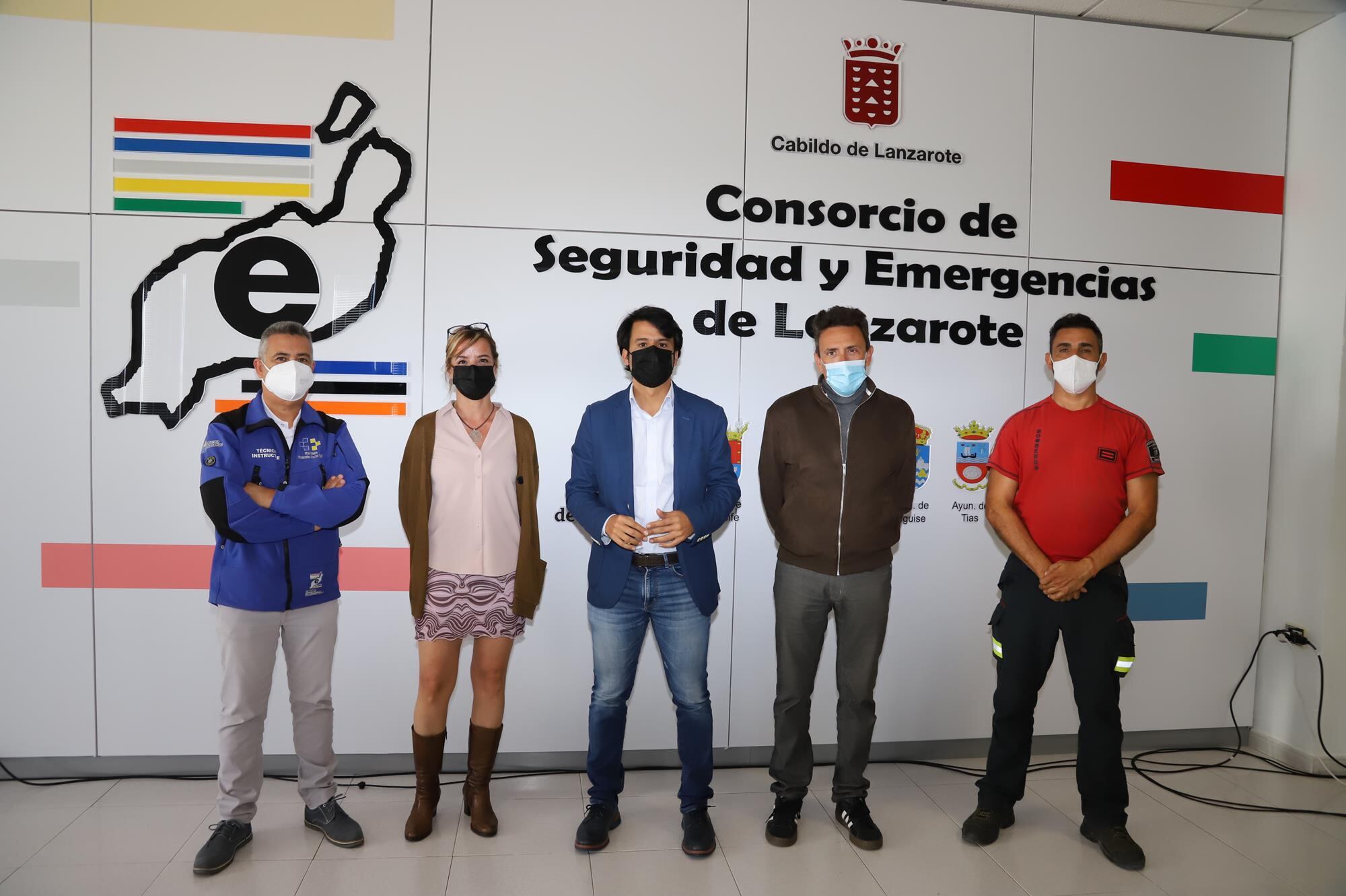 Marcos Bergaz, consejero de Seguridad y Emergencias (en el centro), junto a miembros del consorcio.