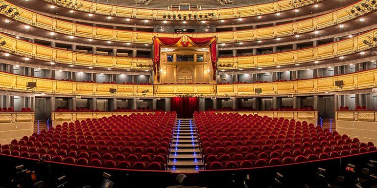 Imagen general desde el escenario del Teatro Real vacío 