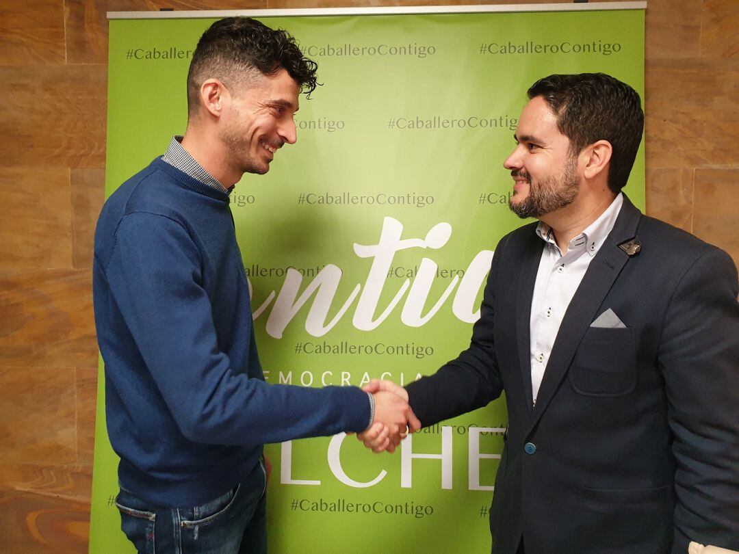 Andrés Coves estrecha la mano de David Caballero