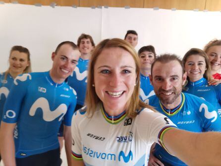 La holandesa, Van Vleuten, junto al resto de compañeras y compañeros en Movistar Team.