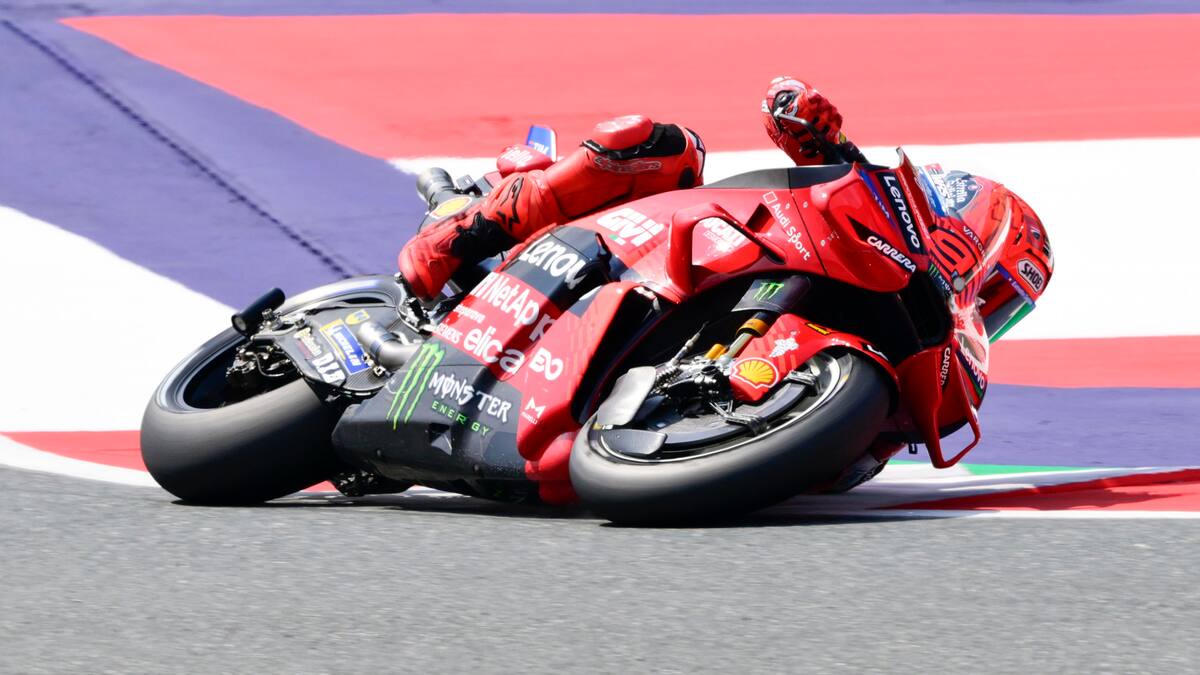 Marc Márquez lidera el triplete español en un 'sprint' del GP de Austria donde se rozó la tragedia en la salida