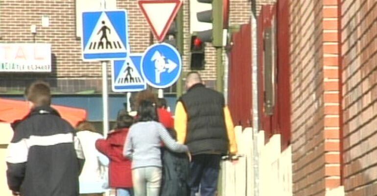 Padres acompañando a sus hijos al colegio (Archivo)