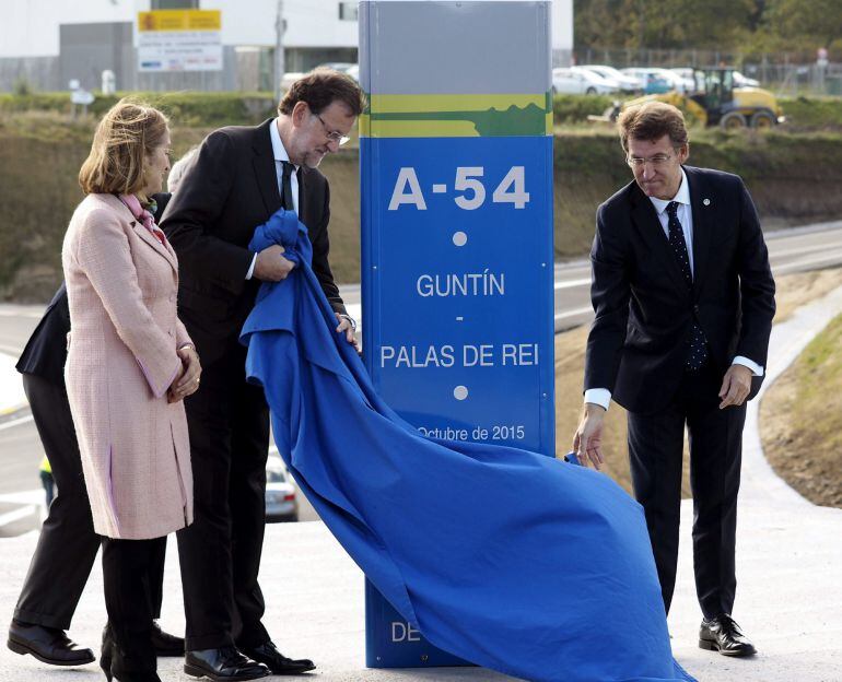 El presidente del Gobierno, Mariano Rajoy, acompañado por el presidente de la Xunta, Alberto Núñez Feijóo, y la ministra de Fomento, Ana Pastor, durante la inauguración de la puesta en servicio del tramo Gutín-Palas de Rei de la autovía A-54, en la provincia de Lugo