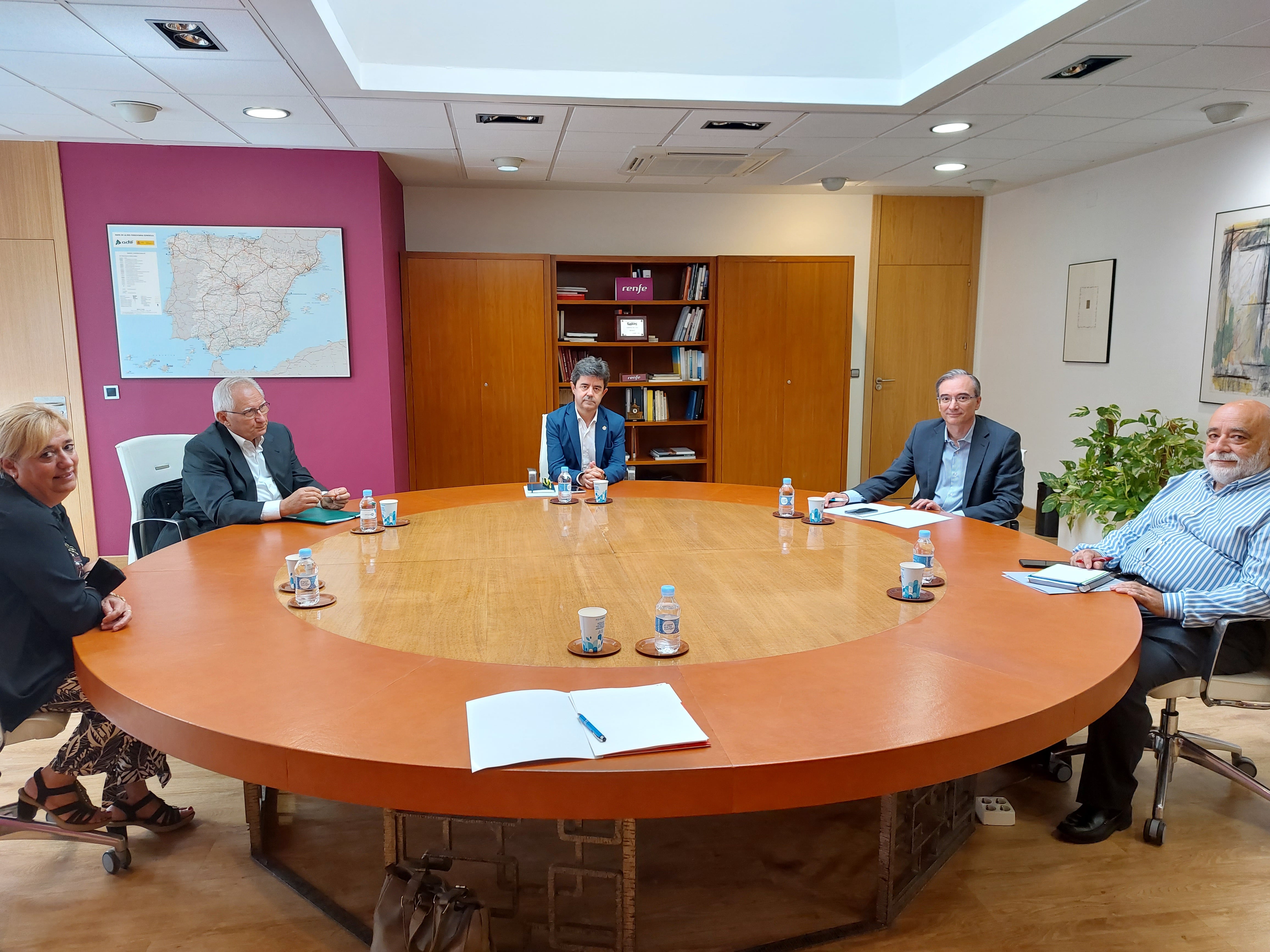 Momento de la reunión entre el Ayuntamiento y Renfe
