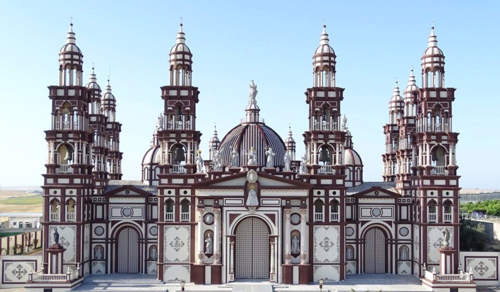 Fachada de la iglesia del Palmar de Troya.