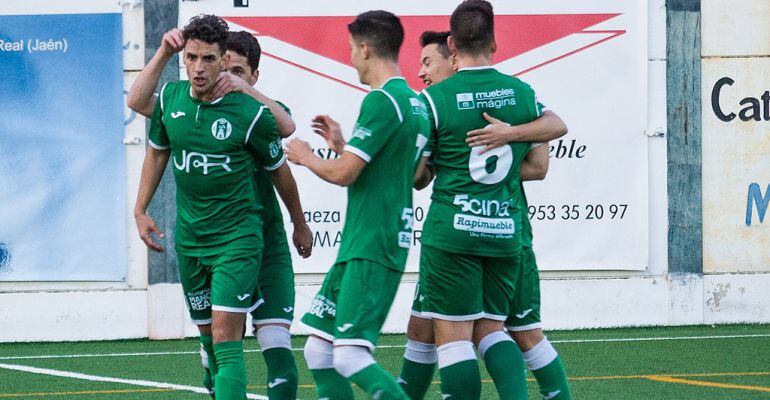 Los jugadores del Atlético Mancha Real celebran un tanto en un partido en La Juventud.