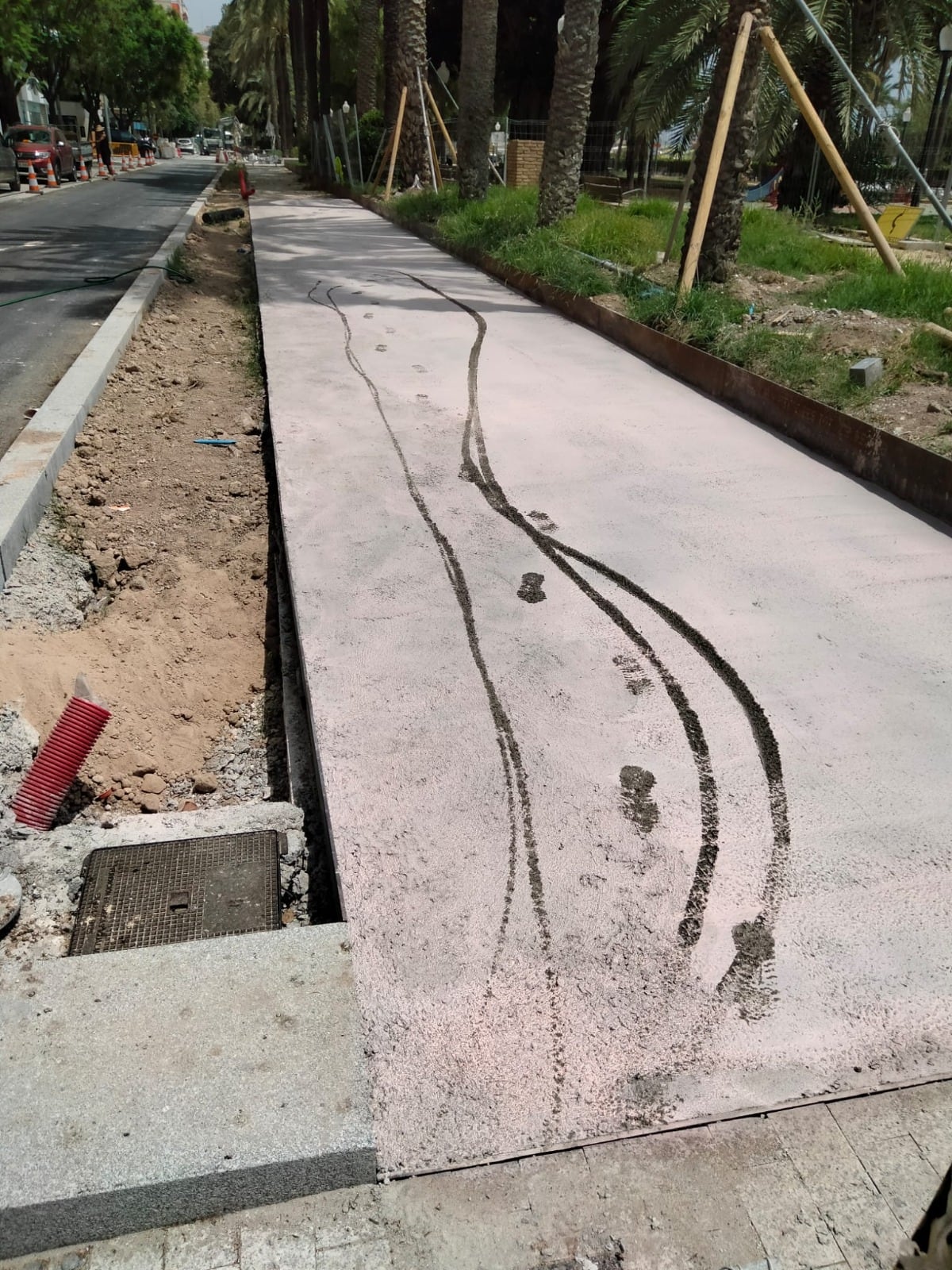 Imagen del carril bici de Ramón y Cajal con los desperfectos antes de ser arreglados