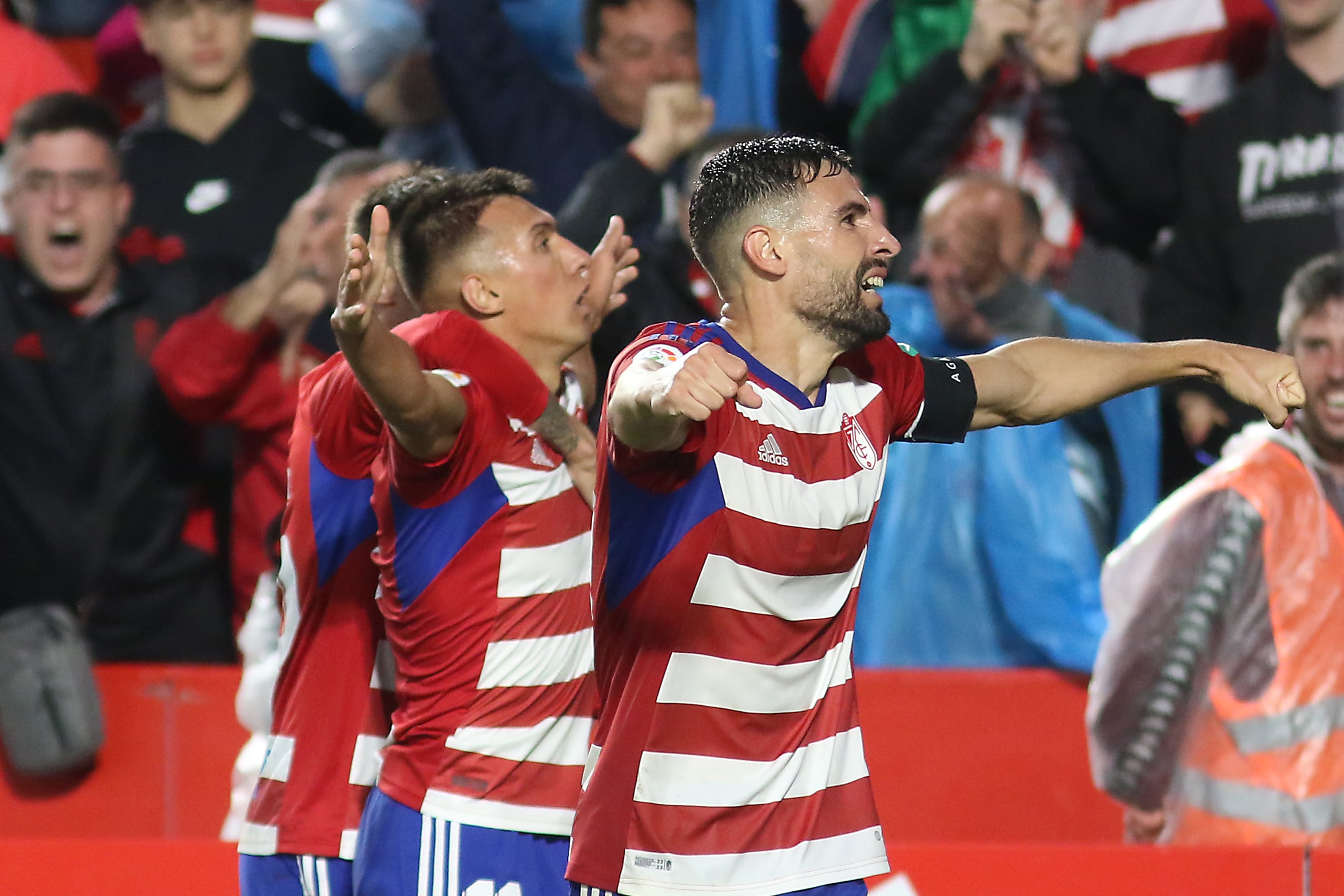 Uzuni celebra el primer gol del partido. 