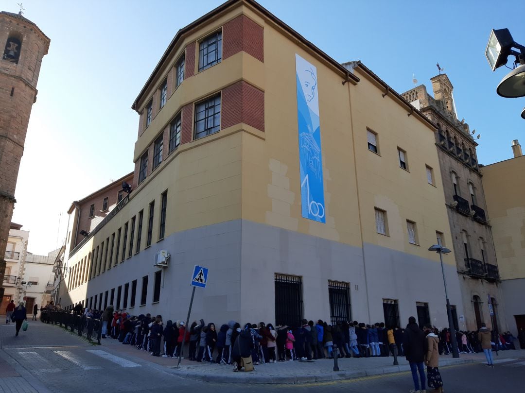 Alumnos de La Presentación &quot;abrazan&quot; a su colegio en un acto simbólico