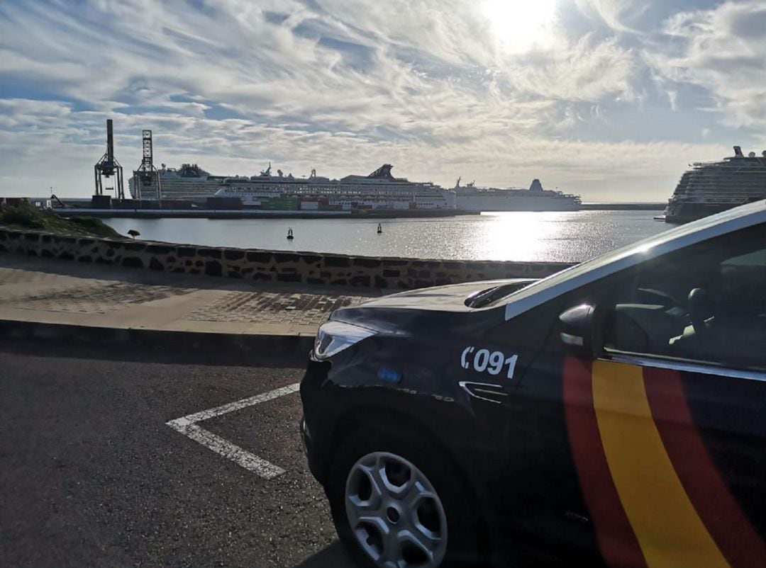 Coche patrulla de la Policía Nacional en las inmediaciones del Castillo de San José, en Arrecife.
