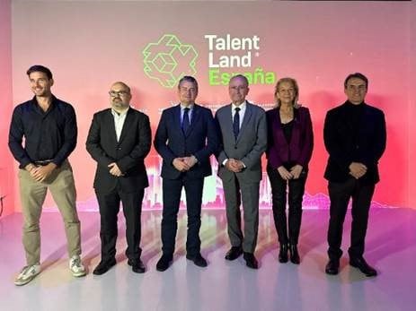 De izquierda a derecha: el experto Javier Santaolalla; el CEO y creador de Talent Network, Raúl Martín; Antonio Sanz Cabello, consejero de la Presidencia, Interior, Diálogo Social y Simplificación Administrativa de Junta de Andalucía; el alcalde de Málaga, Francisco de la Torre; María Francisca Caracuel García, vicepresidenta de la Diputación de Málaga; y Pablo Antón, socio de Talent Land España.