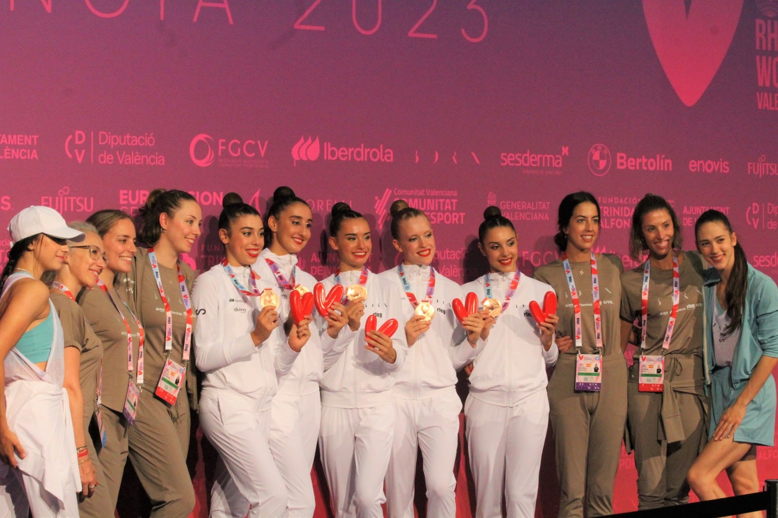 El conjunto de España de gimnasia rítmica con la medalla de bronce en el mundial de Valencia, arropadas por el resto de equipo nacional