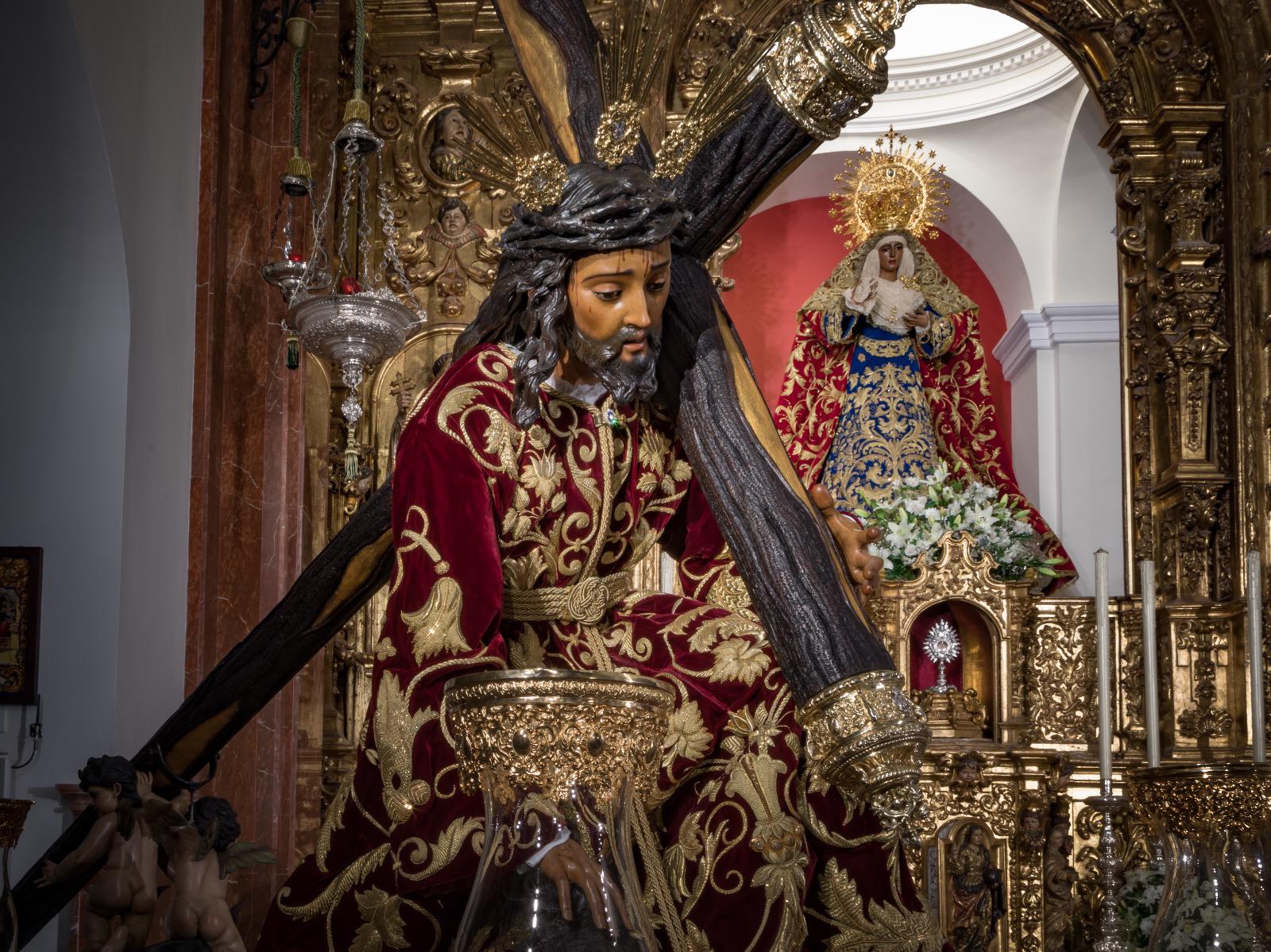 El Cristo de las Tres Caídas, sobre sus andas de traslado para el vía crucis de este lunes camino de la Parroquia de Santa Ana