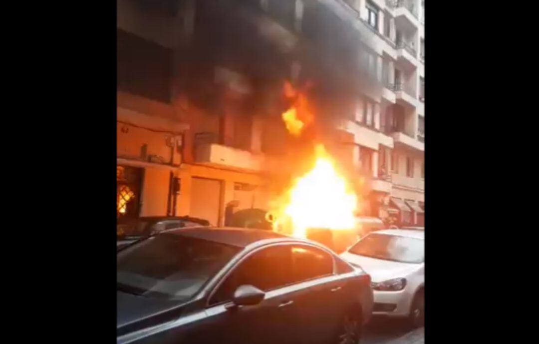 Contenedor ardiendo en la calle Pozas de Bilbao