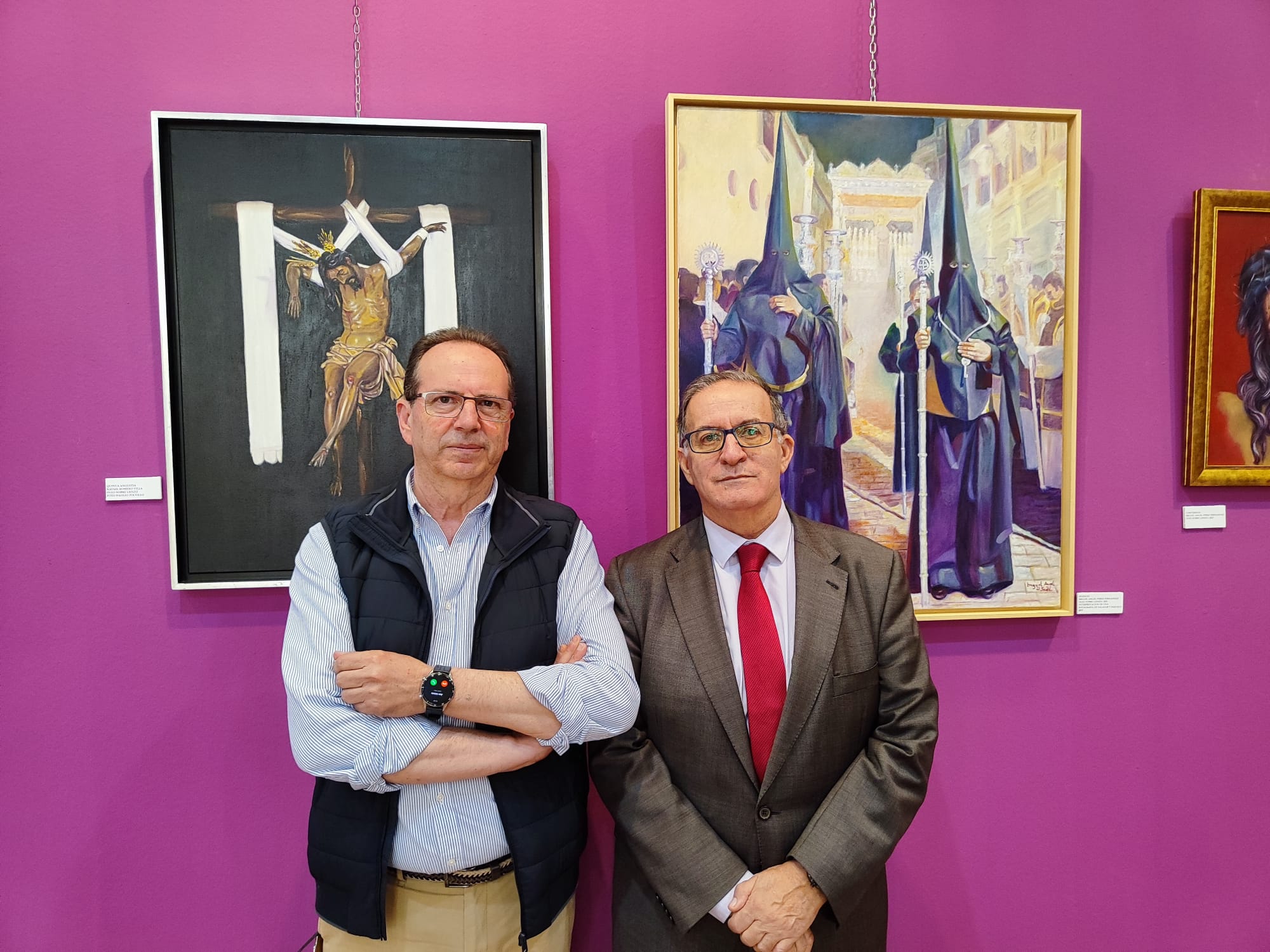 Miguel Ángel Pérez -a la derecha- y Rafael Romero, ante algunas de sus pinturas en la exposición del Mercantil