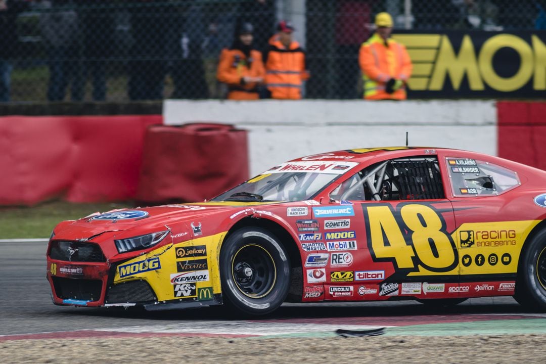 Imagen de uno de los coches del equipo Racing Engeenering durante la carrera