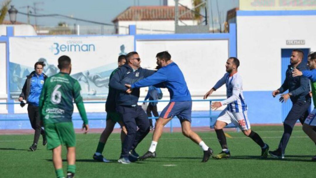 Pelea entre jugadores y aficionados el domingo en el Fernández Marchán