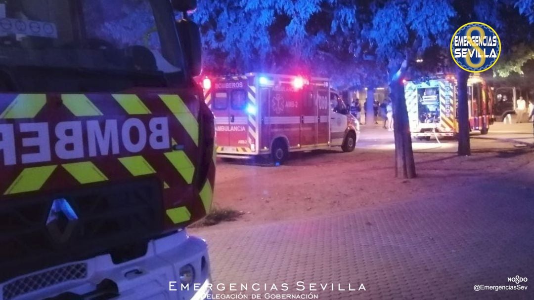 Hospitalizada en Sevilla una mujer tras precipitarse desde un segundo piso escapando de un incendio en Amate