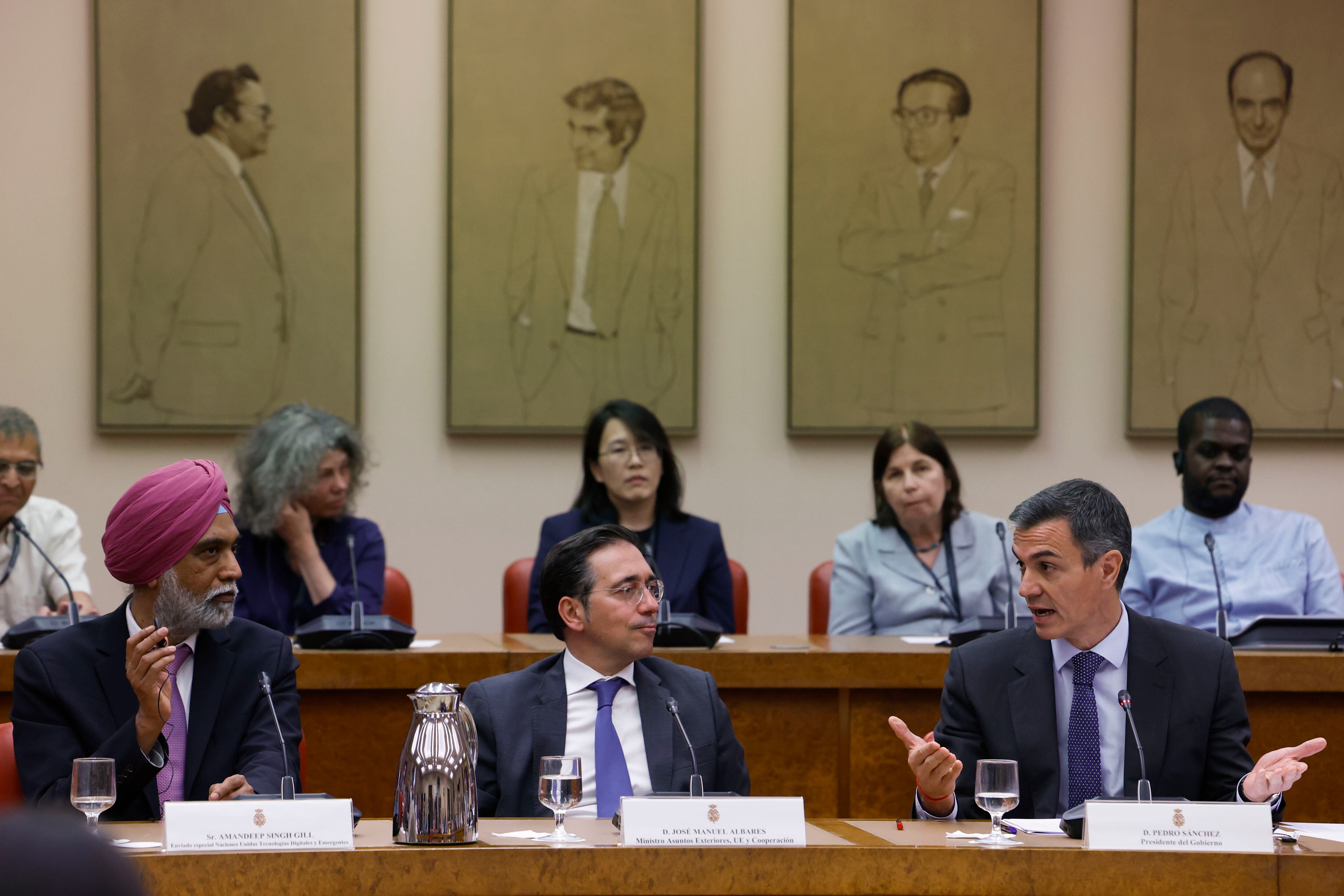 MADRID (ESPAÑA), 22/04/2026.- El presidente del Gobierno, Pedro Sánchez, interviene durante la primera reunión del Panel de Expertos en IA de la ONU celebrada este miércoles en el Congreso. EFE/ Javier Lizón