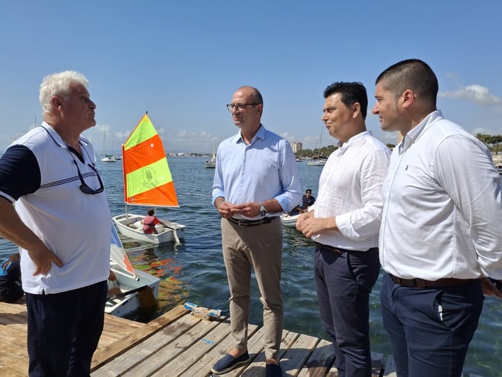 El consejero de Educación y Formación Profesional, Víctor Marín, visita las instalaciones de la Escuela Socaire, que  utilizará el IES Mar Menor para ofrecer un nuevo ciclo de Vela