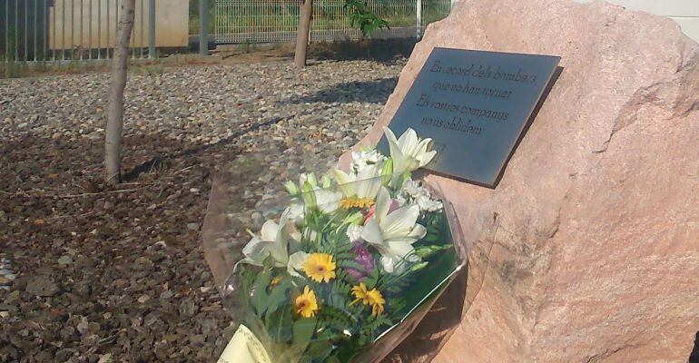El parc dels Bombers de Lleida ha dipositat un ram de flors al monòlit que recorda els Graf morts a l'Horta, el 21 de juliol del 2009