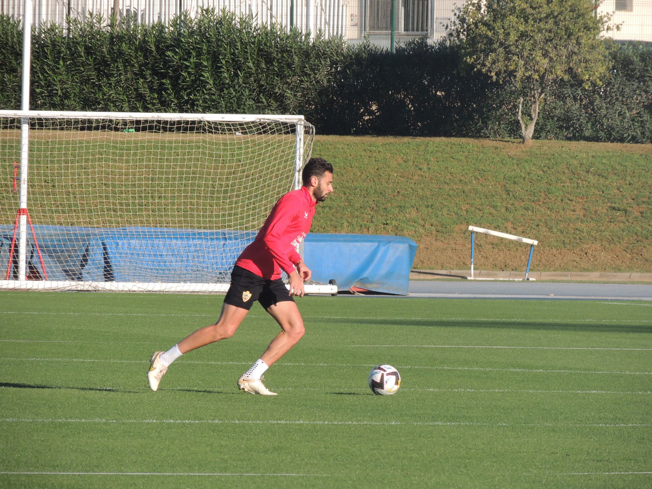 Iván Martos en el entrenamiento del pasado sábado en el campo Anexo.