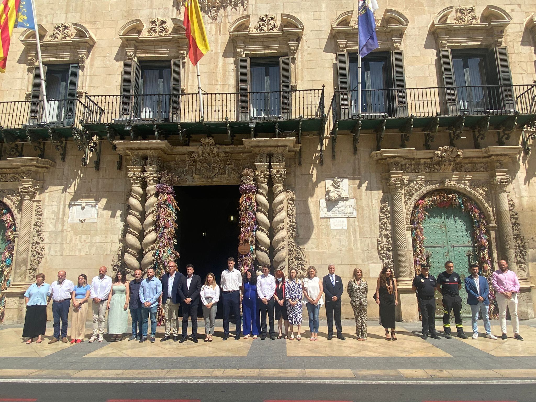 La corporación local de Alicante guarda minutos de silencia por el crimen machista ocurrido en el barrio del Raval Roig