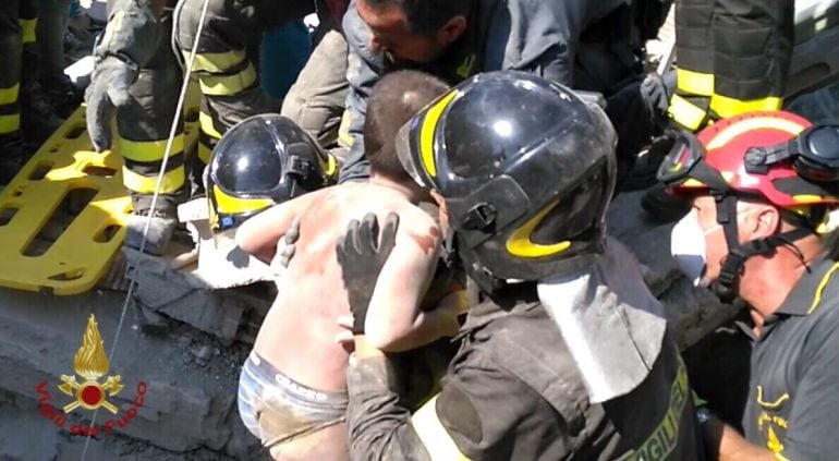 Momento en el que uno de los menores es rescatado por los bomberos.