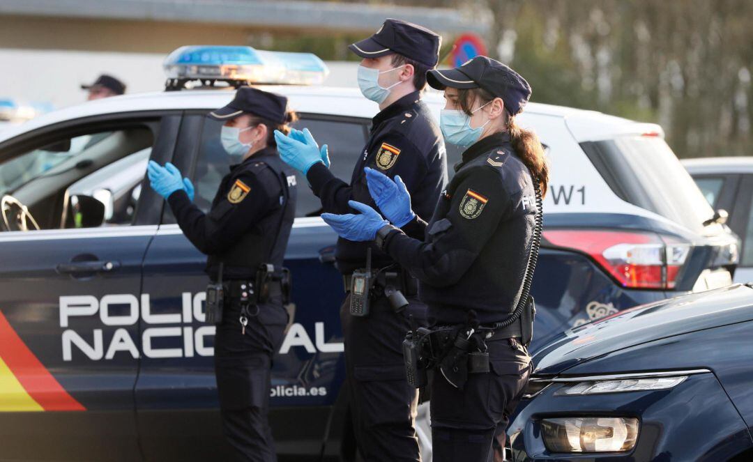 Sanitarios y agentes de la Policía Nacional han aplaudido hoy a las 8 de la tarde en la explanada de Urgencias del Hospital Lucus Augusti, en Lugo