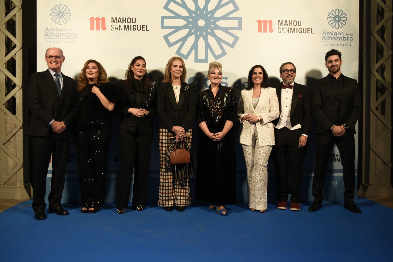 Los artistas participantes en el concierto y el acto, junto a la infanta Elena