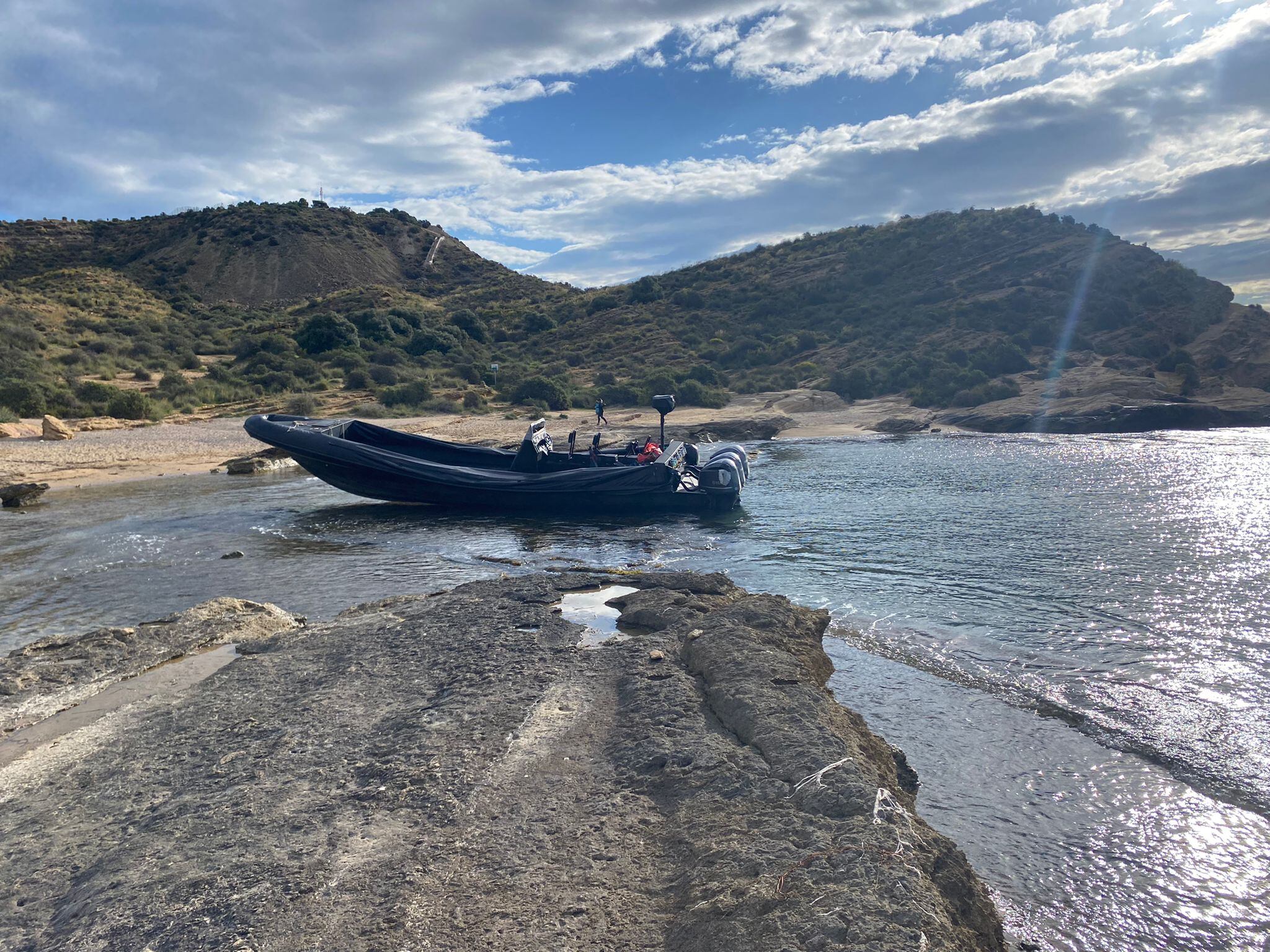 Embarcación hallada en una cala del Cabo de la Huerta