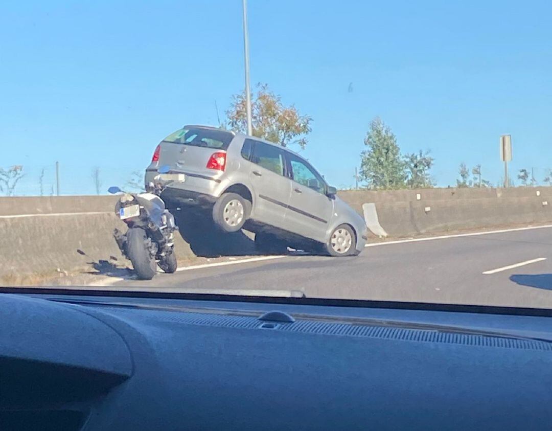 Coche subido a la mediana en la A-55