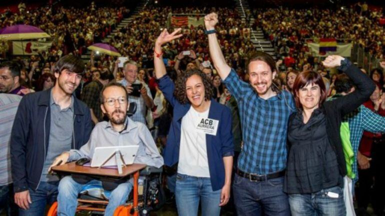 Pablo Iglesias durante su mitin en el BEC junto a Pablo Echenique y la ejecutiva de Podemos Euskadi el pasado mes de mayo 