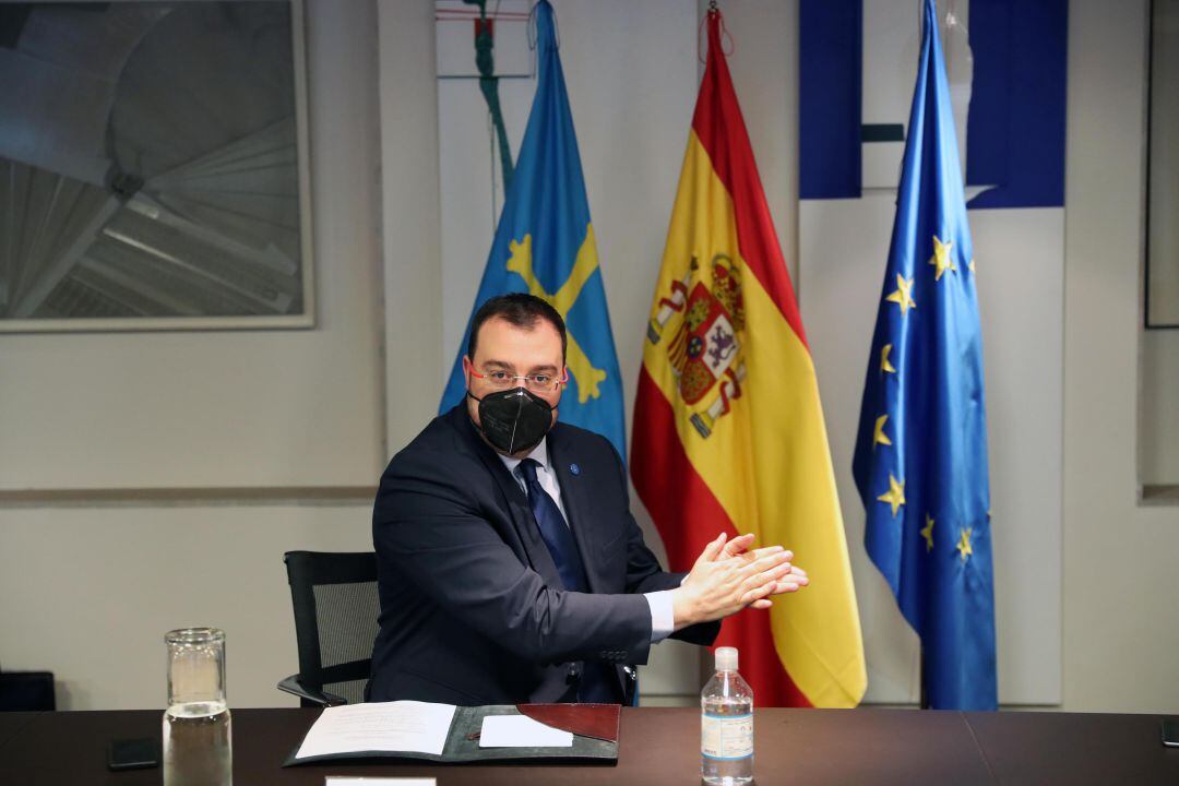 El presidente del Principado dice estar &quot;centrado en los problemas de Asturias&quot;.