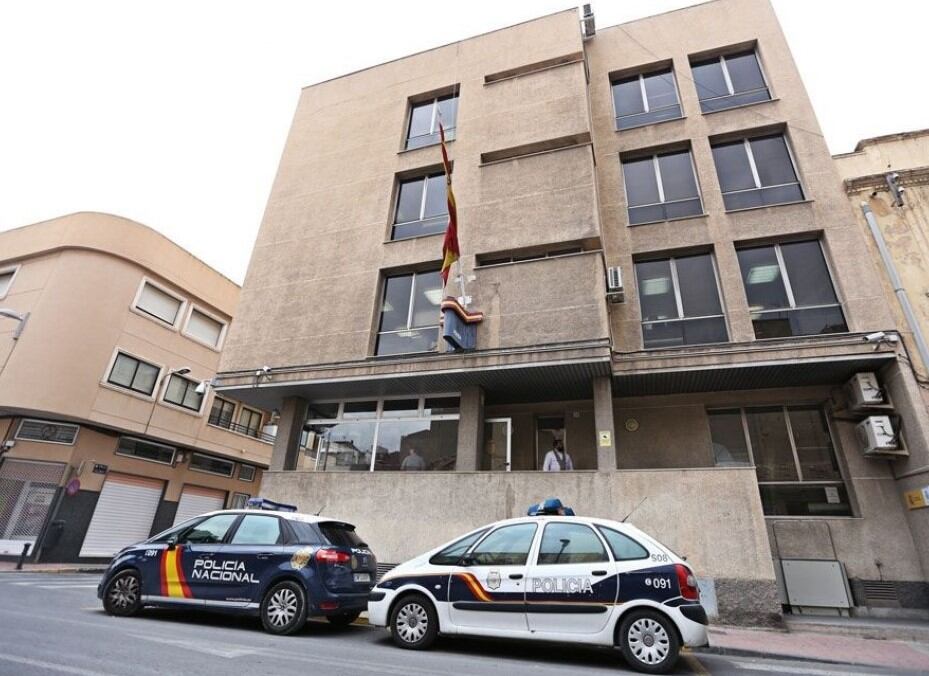 Los agentes se desplazaron hasta el lugar y localizaron a tres personas que intentaban huir de la zona.