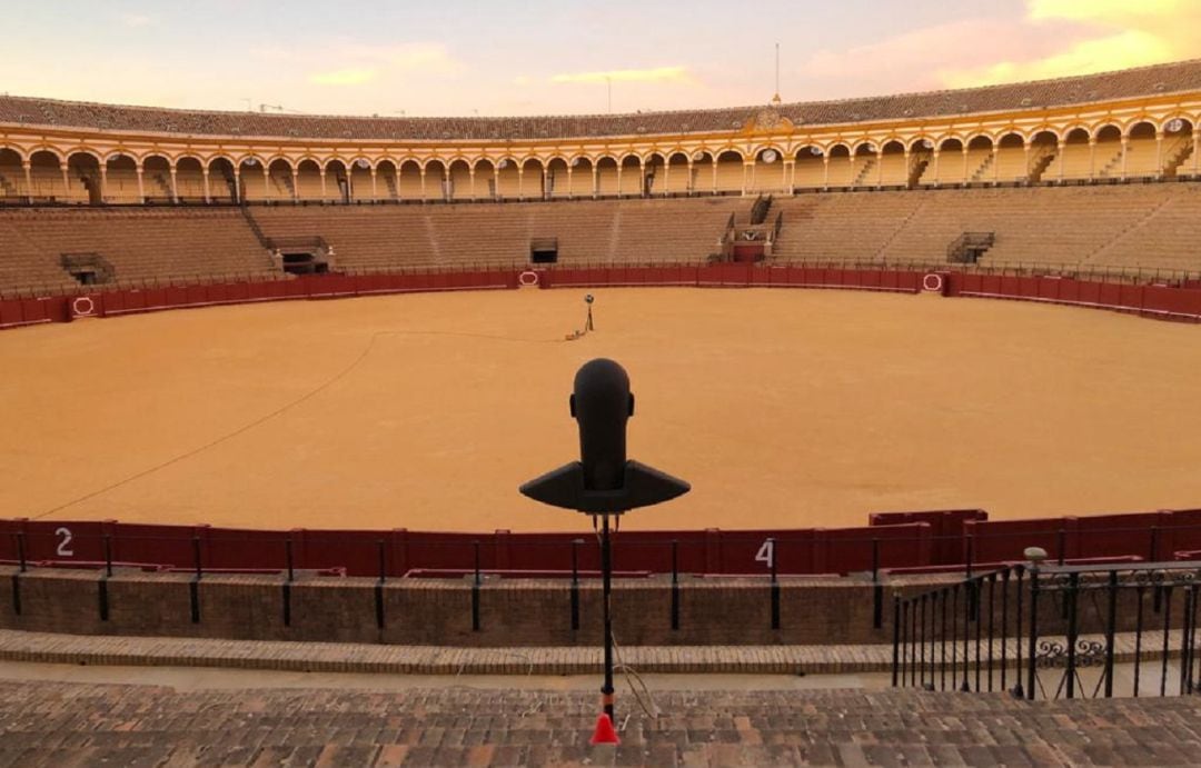 Fuente y torso binaural artificial en la plaza de la Real Maestranza de Caballería de Sevilla