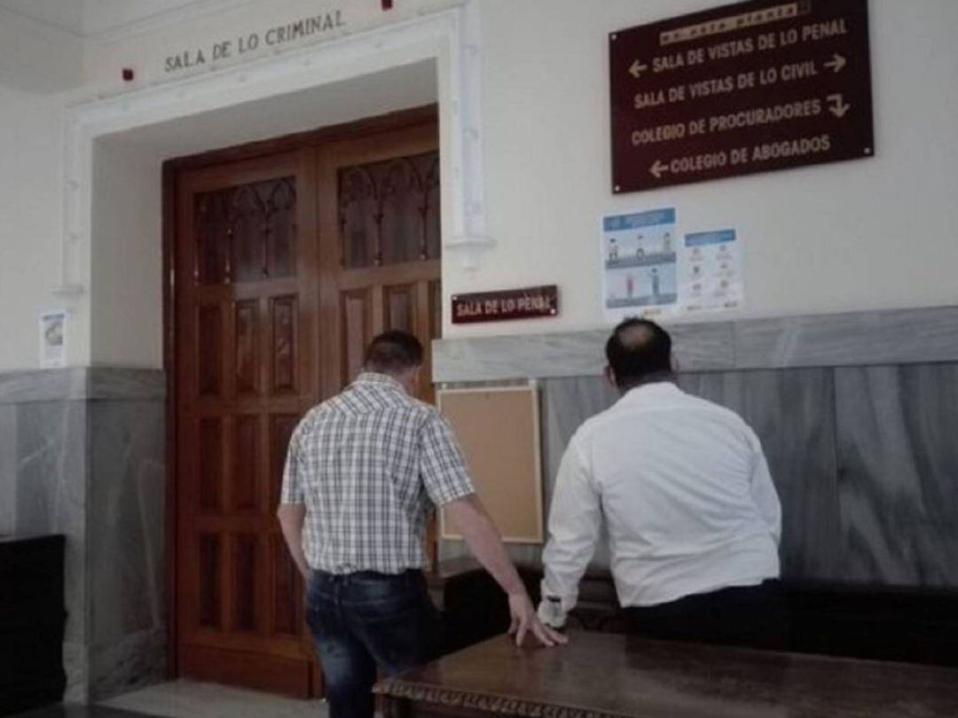 Los acusados, antes de entrar a la sala de vistas en la sesiñón del juicio del pasado mes de julio