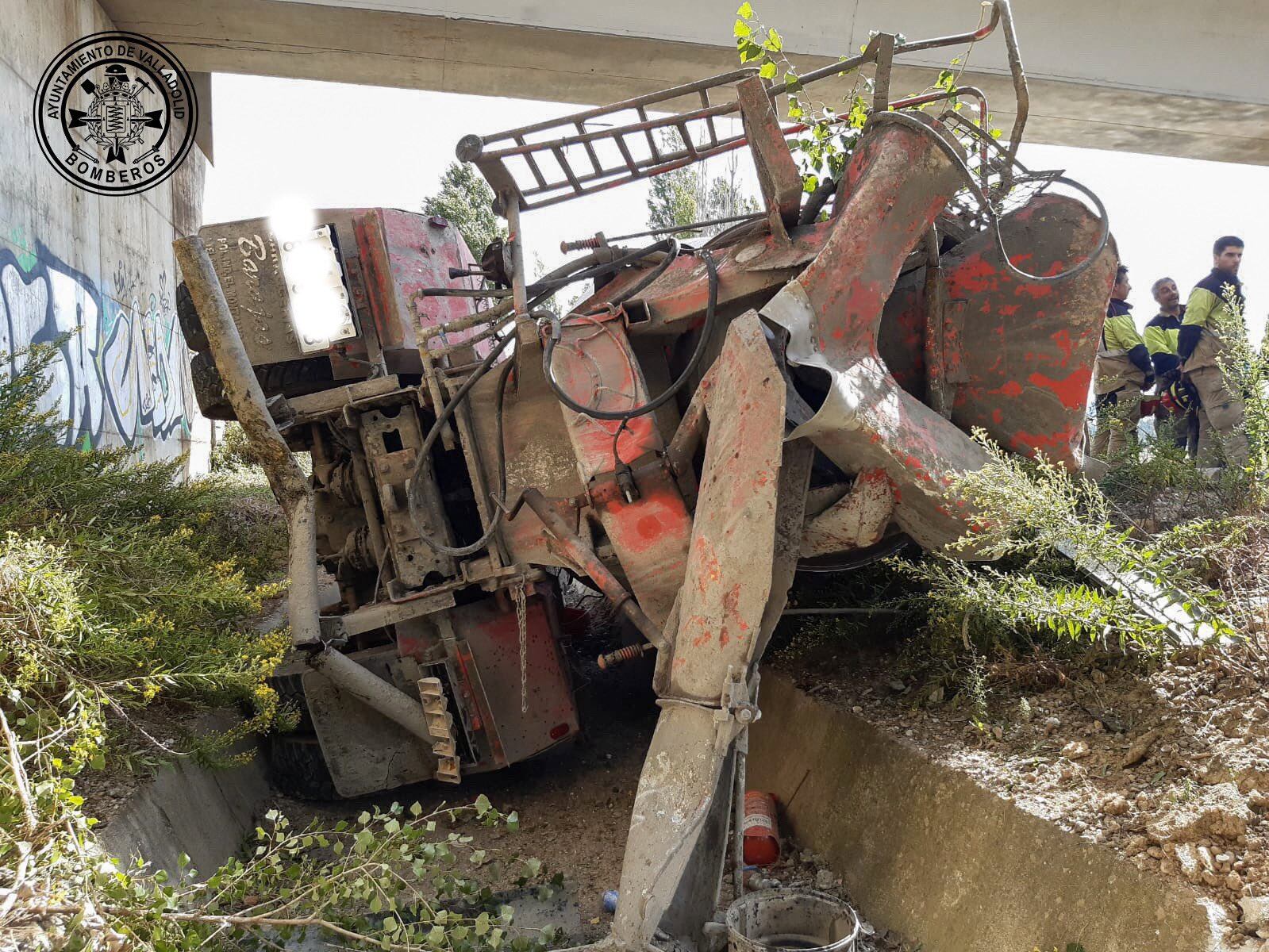 Un fallecido al volcar un camión en la VA-30, en Valladolid