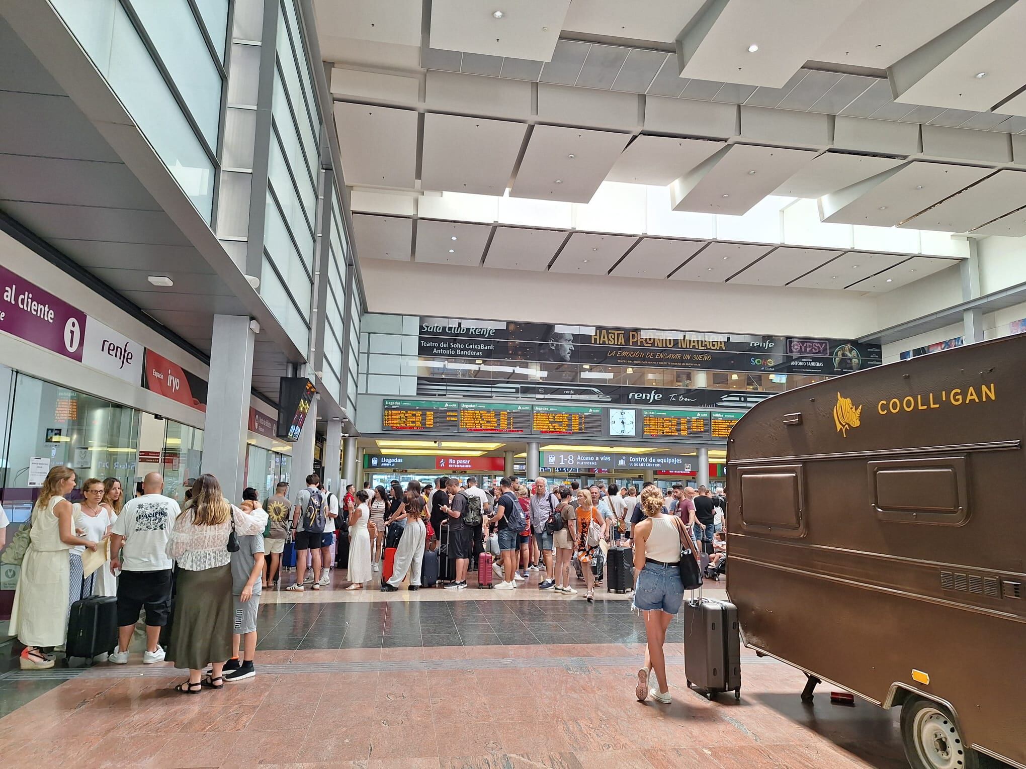 Cientos de pasajeros esperando en la estación María Zambrano el aviso de sus salidas de trenes tras el retraso generalizado provocado por la avería de una catenaria en Toledo/1 de julio