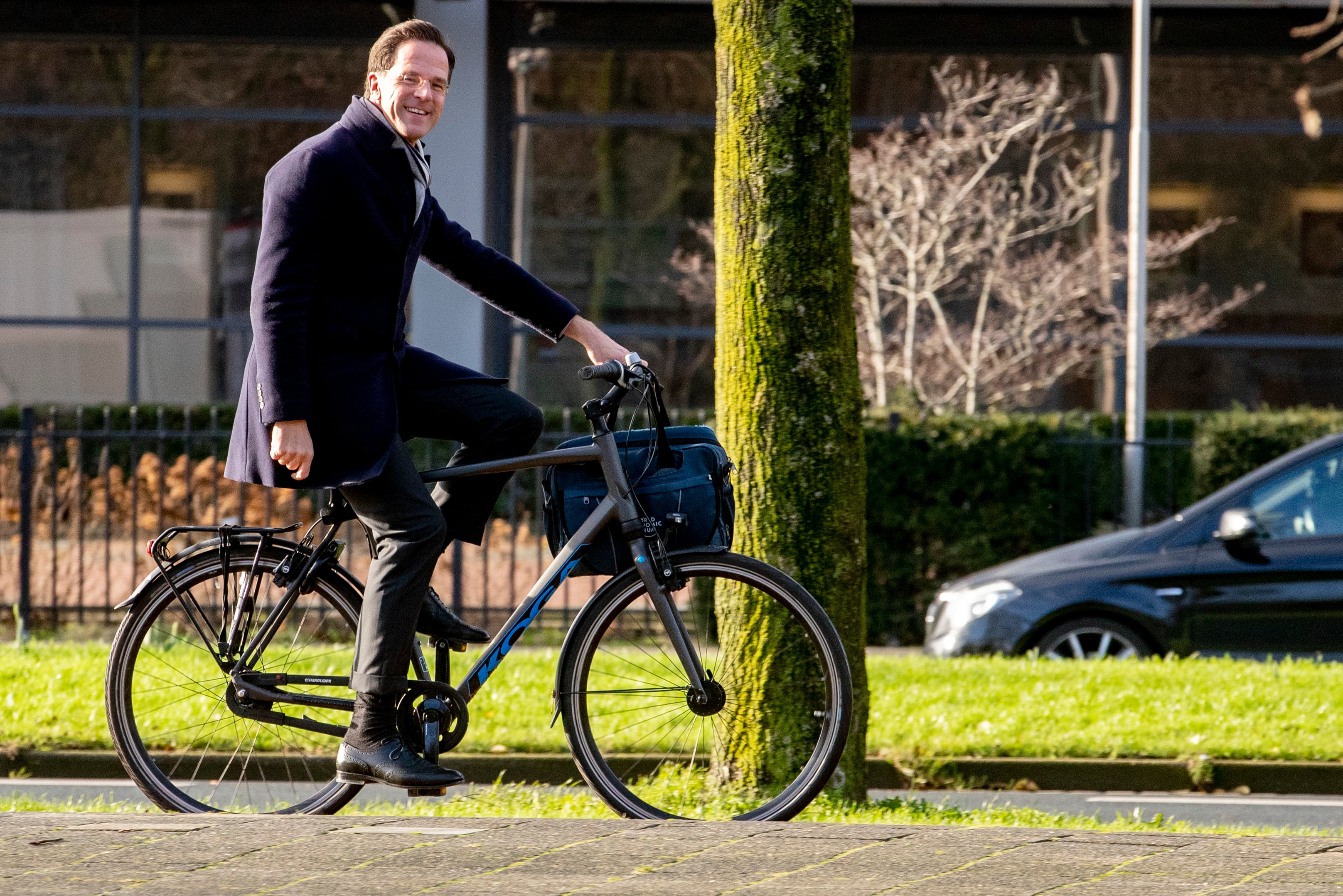 Mark Rutte llegando en bicicleta a su residencia en La Haya